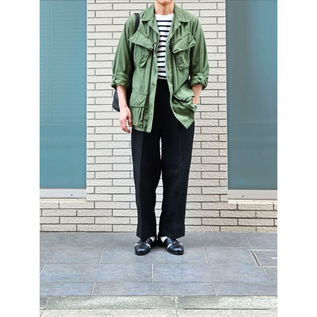 メンズのシルバーの腕時計のダサくないおしゃれなコーディネート例