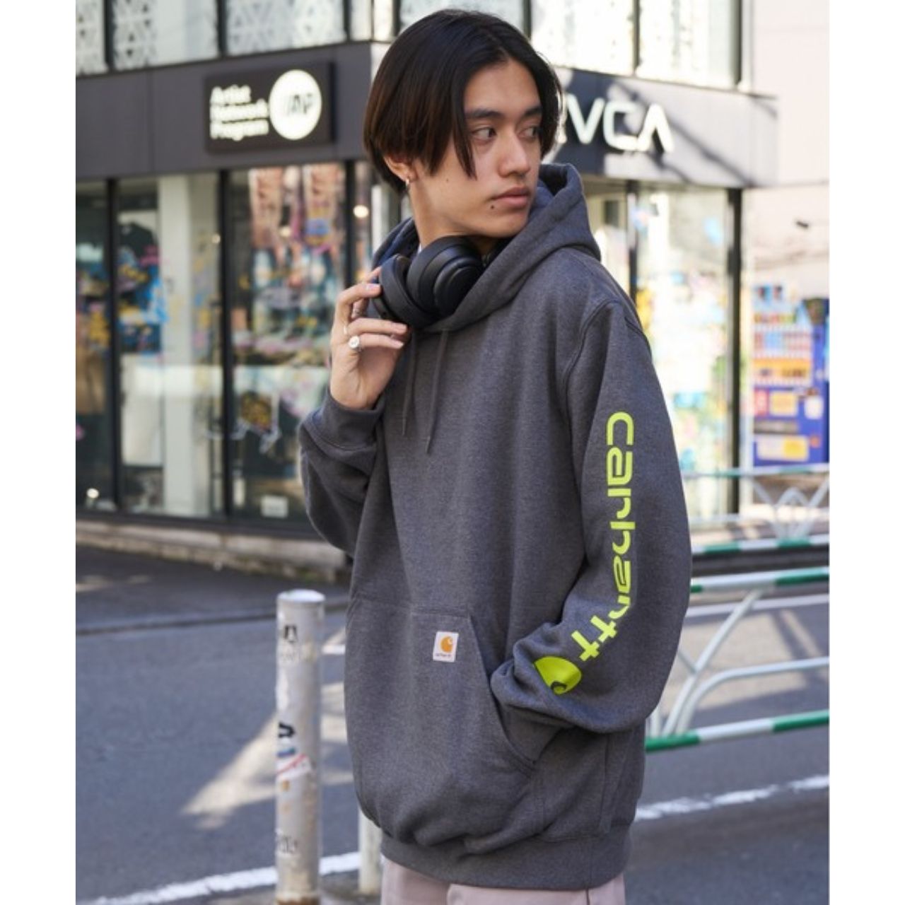 メンズの袖にロゴのダサくないおしゃれなコーディネート例