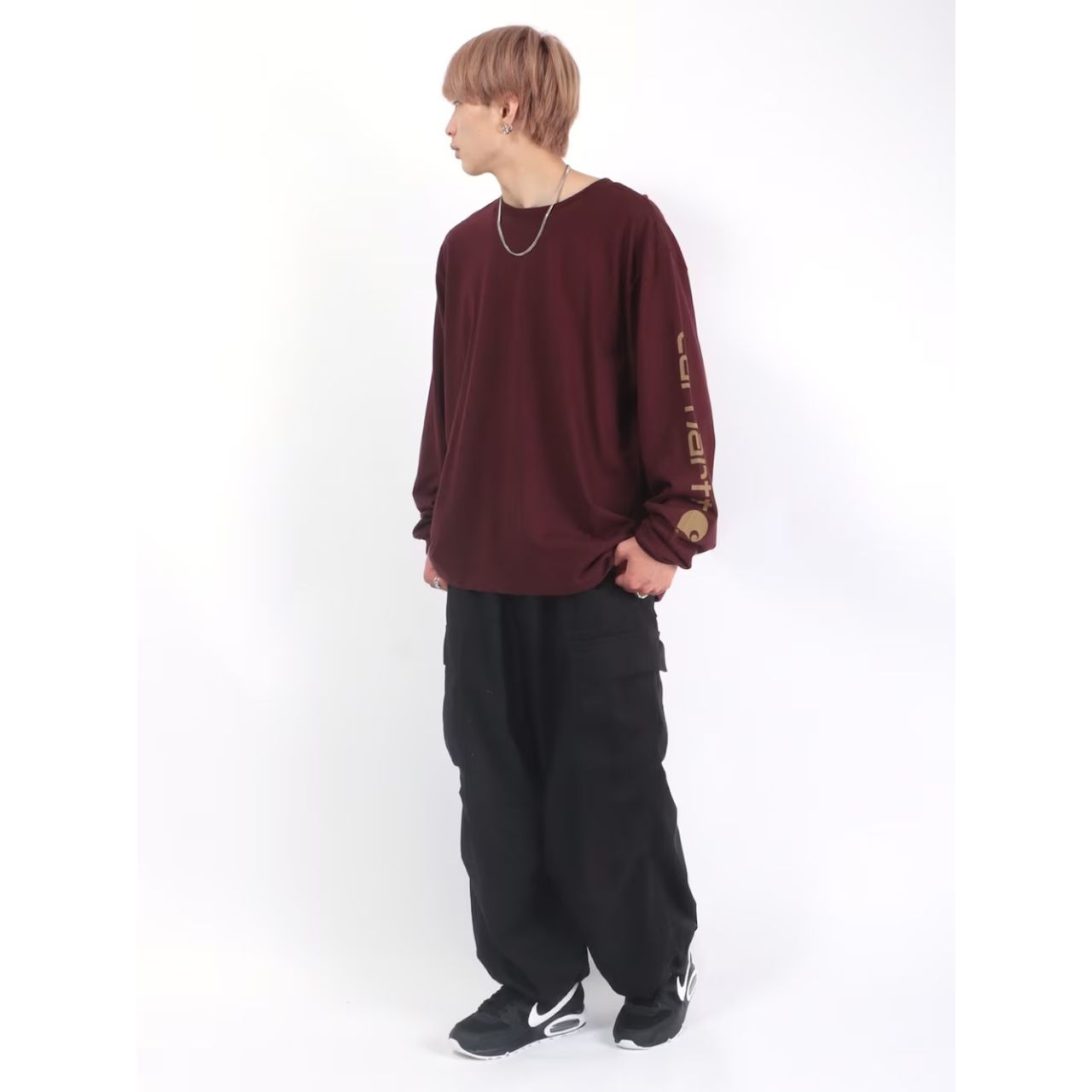 メンズの袖プリントのロンTのダサくないおしゃれなコーディネート例