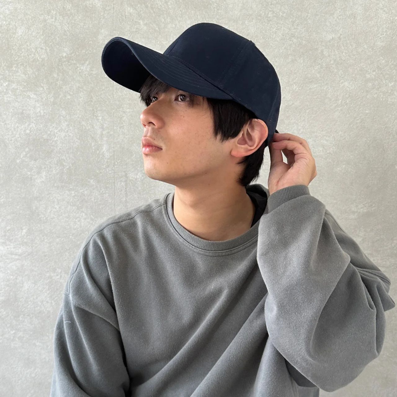 メンズの小さいキャップのダサくないおしゃれなコーディネート例

