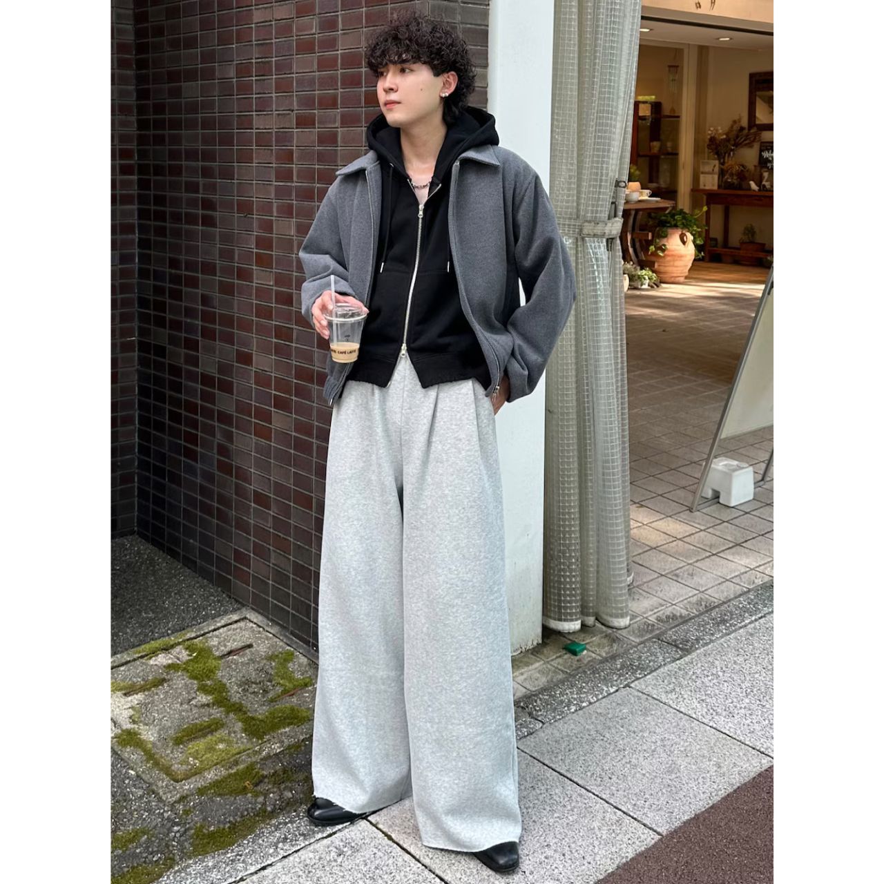メンズの小さいパーカーのダサくないおしゃれなコーディネート例
