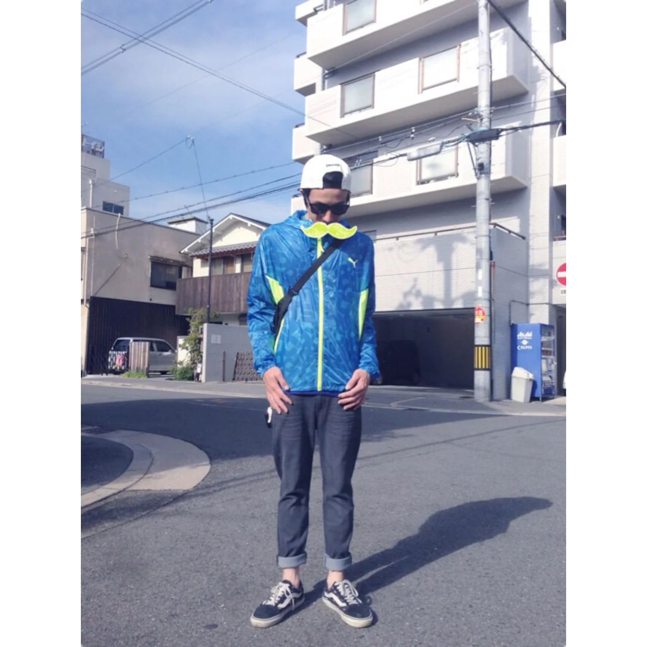 メンズのスナップバックキャップのダサくないおしゃれなコーディネート例