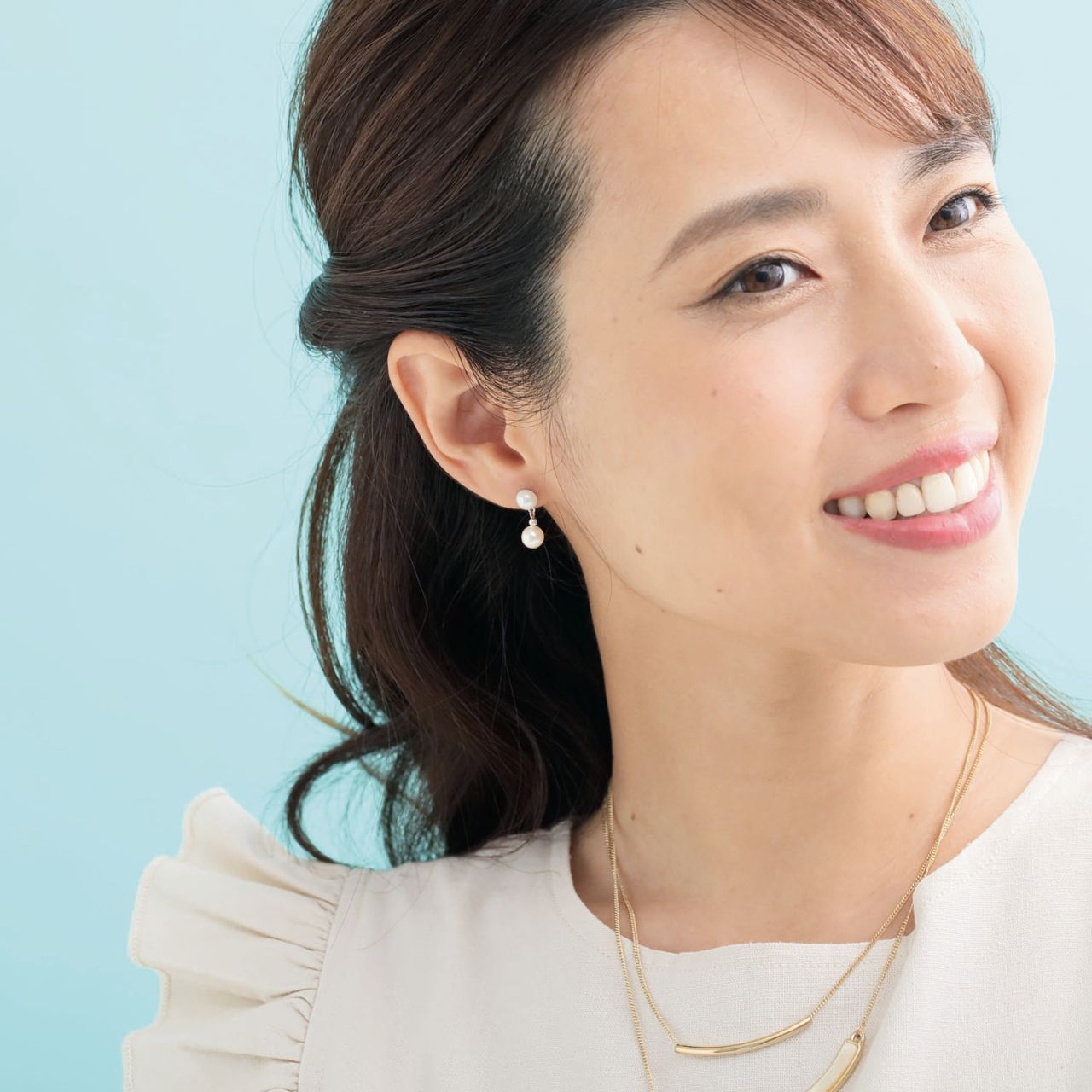 レディースの貼るピアスのダサくないおしゃれなコーディネート例
