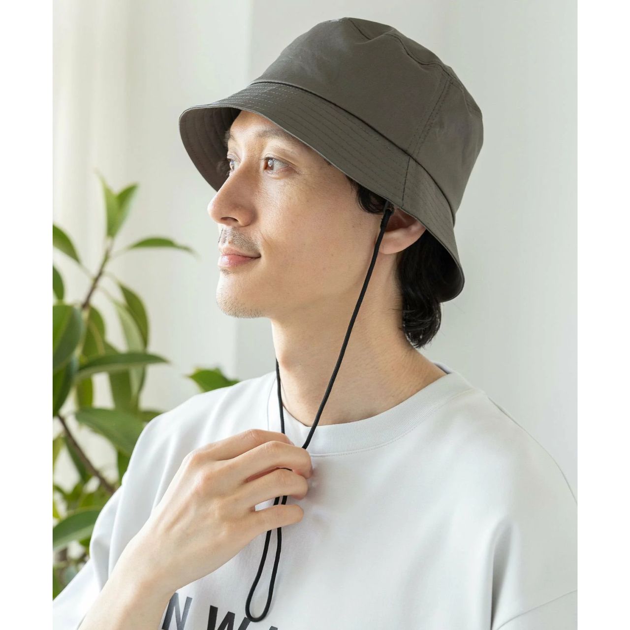 メンズの紐付きの帽子のダサくないおしゃれなコーディネート例
