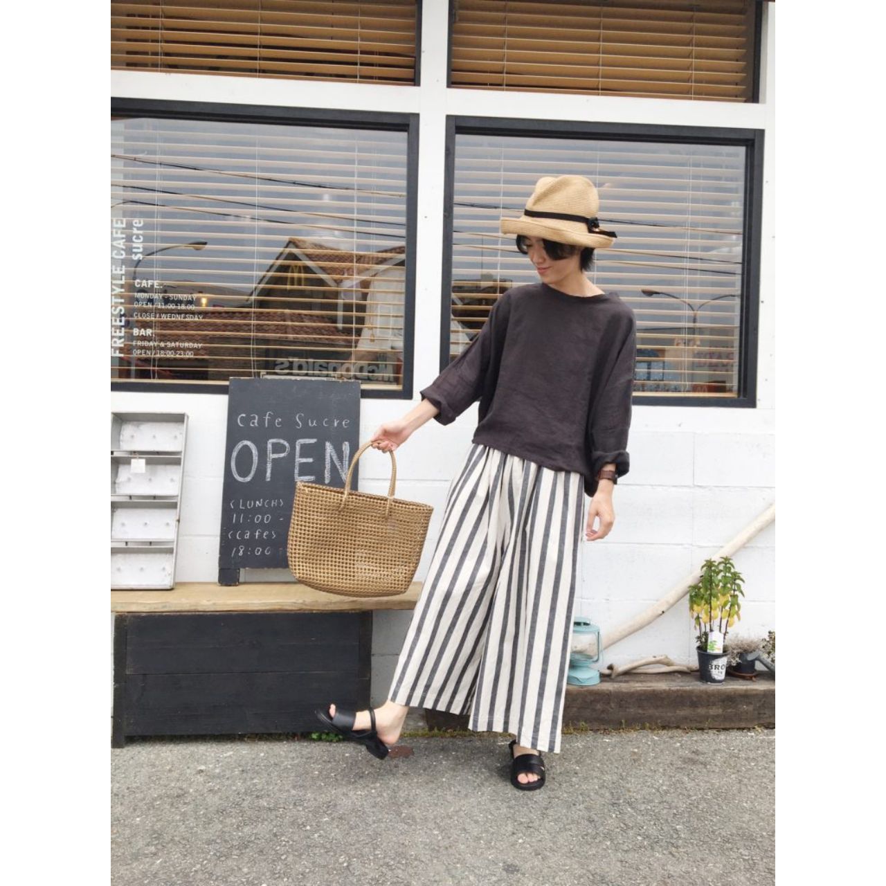 レディースのストライプパンツのダサくないおしゃれなコーディネート例