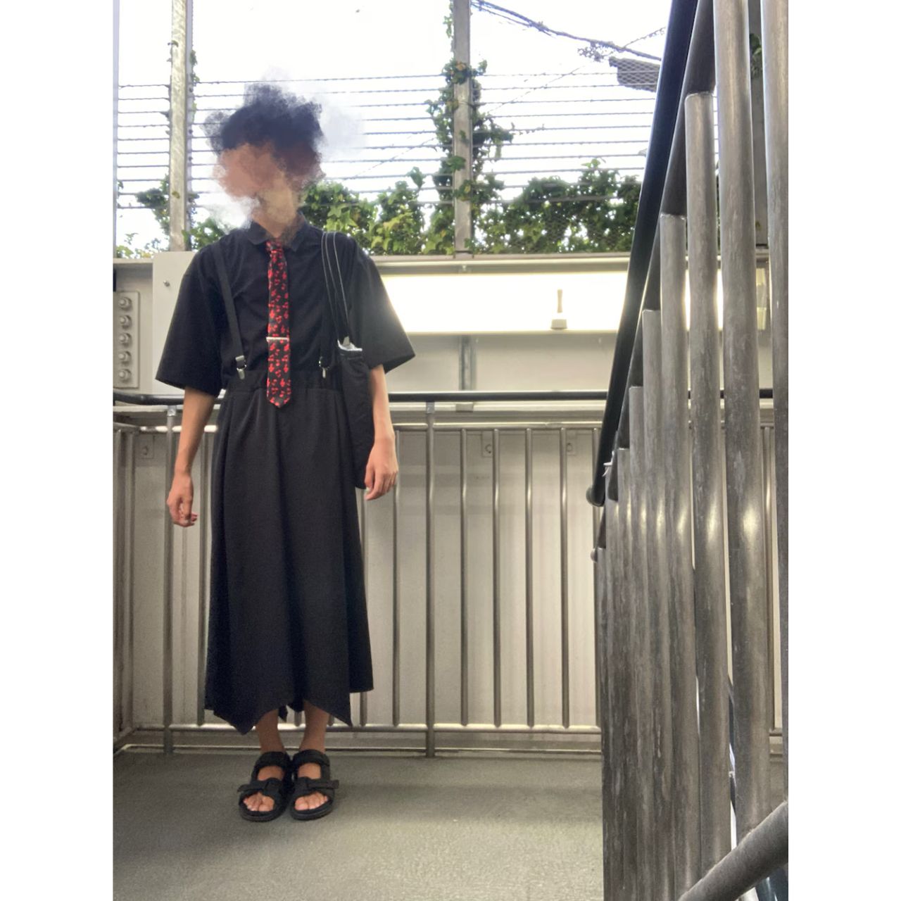 レディースのスーツにサスペンダーのダサくないおしゃれなコーディネート例