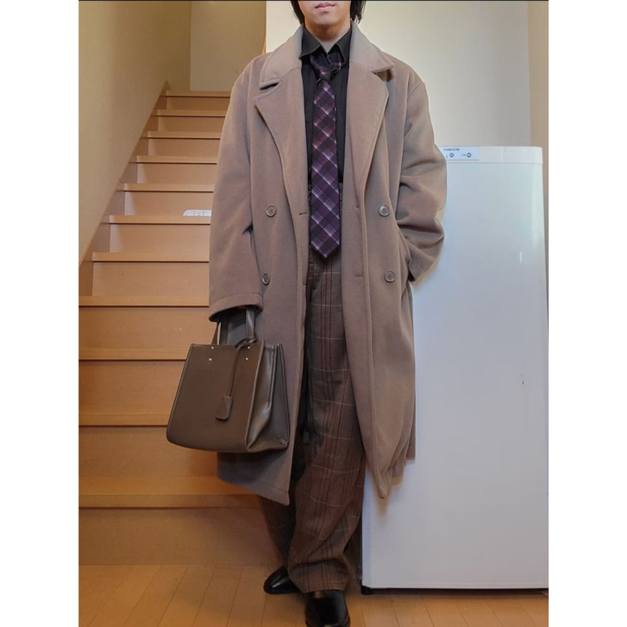 メンズのスーツにロングコートのダサくないおしゃれなコーディネート例
