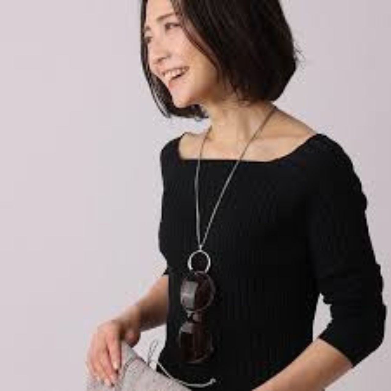 レディースのサングラスをネックレスにかけるのダサくないおしゃれなコーディネート例
