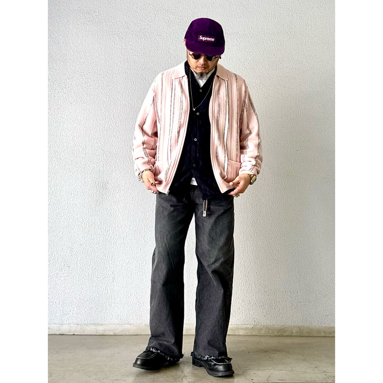 メンズのSupremeのキャップのダサくないおしゃれなコーディネート例