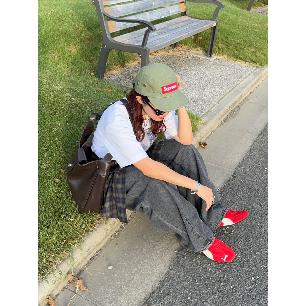 レディースのSupremeのキャップのダサくないおしゃれなコーディネート例