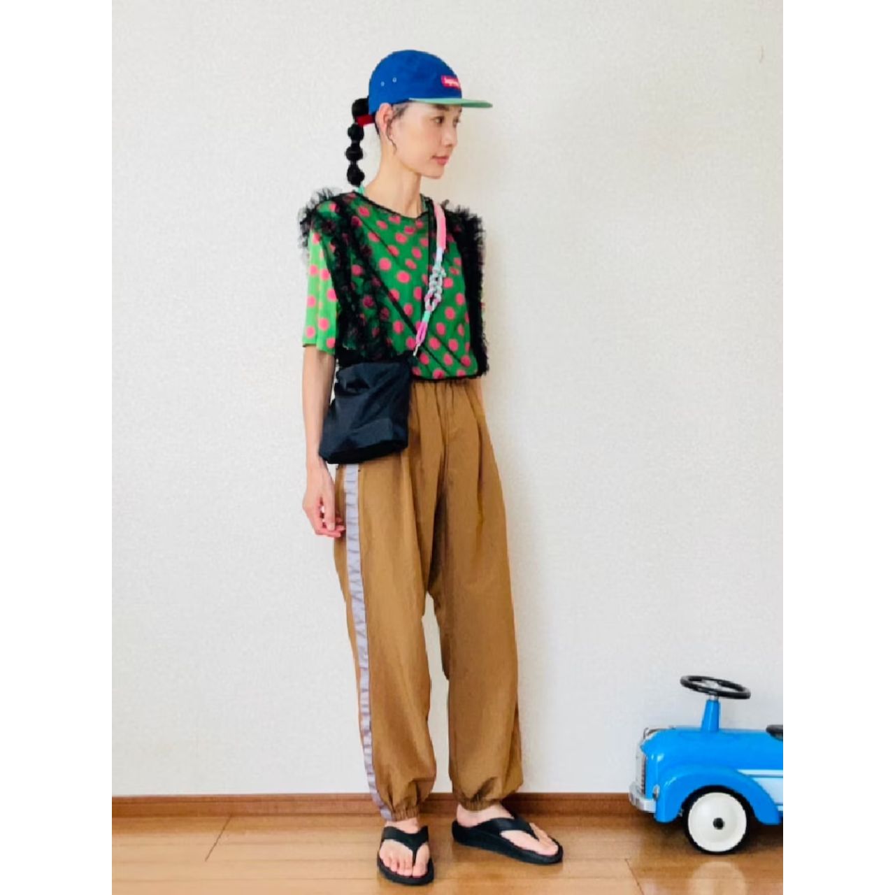 レディースのSupremeのキャップのダサくないおしゃれなコーディネート例