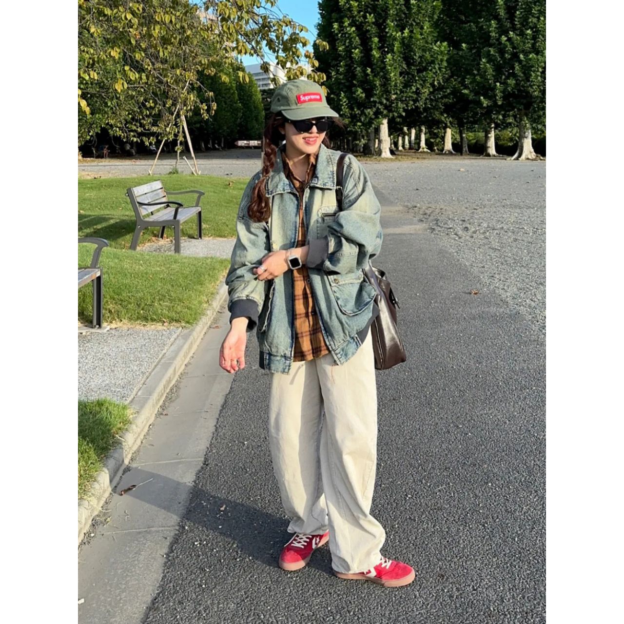 レディースのSupremeのキャップのダサくないおしゃれなコーディネート例