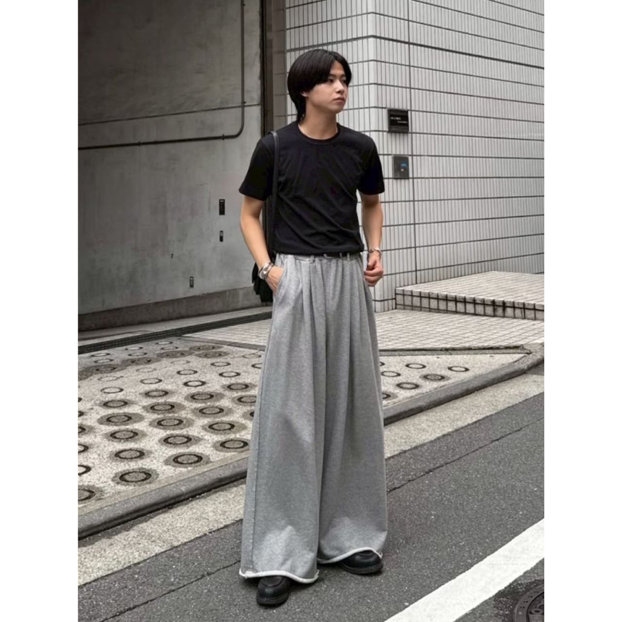 メンズの合皮のバッグのダサくないおしゃれなコーディネート例