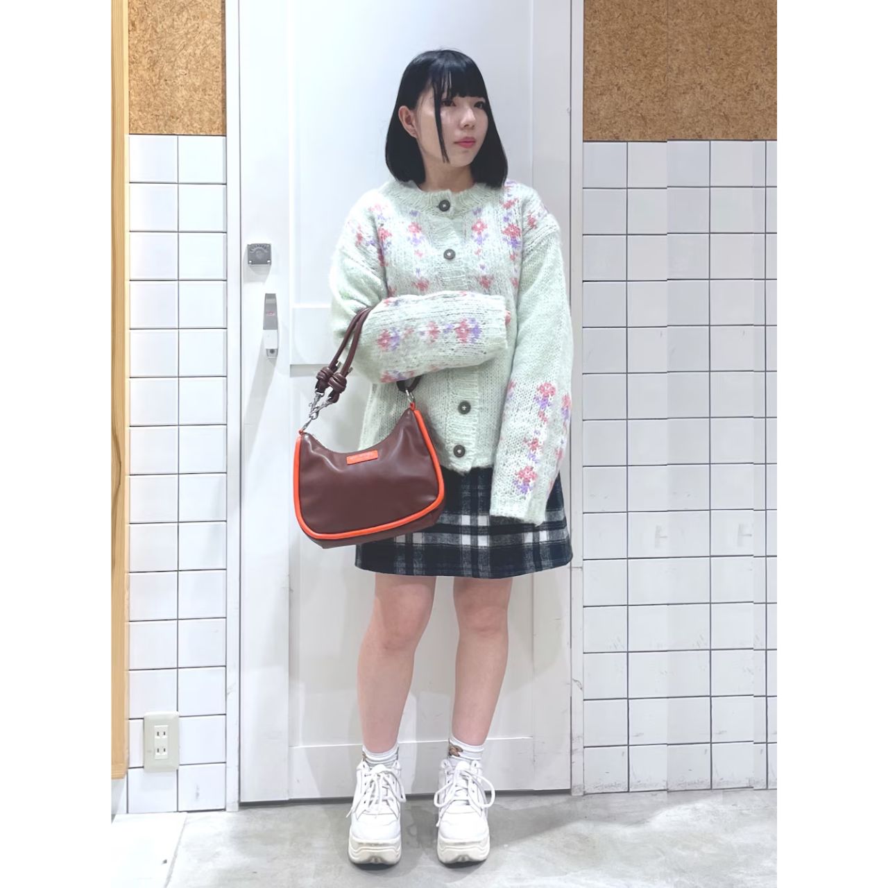 レディースの合皮のバッグのダサくないおしゃれなコーディネート例