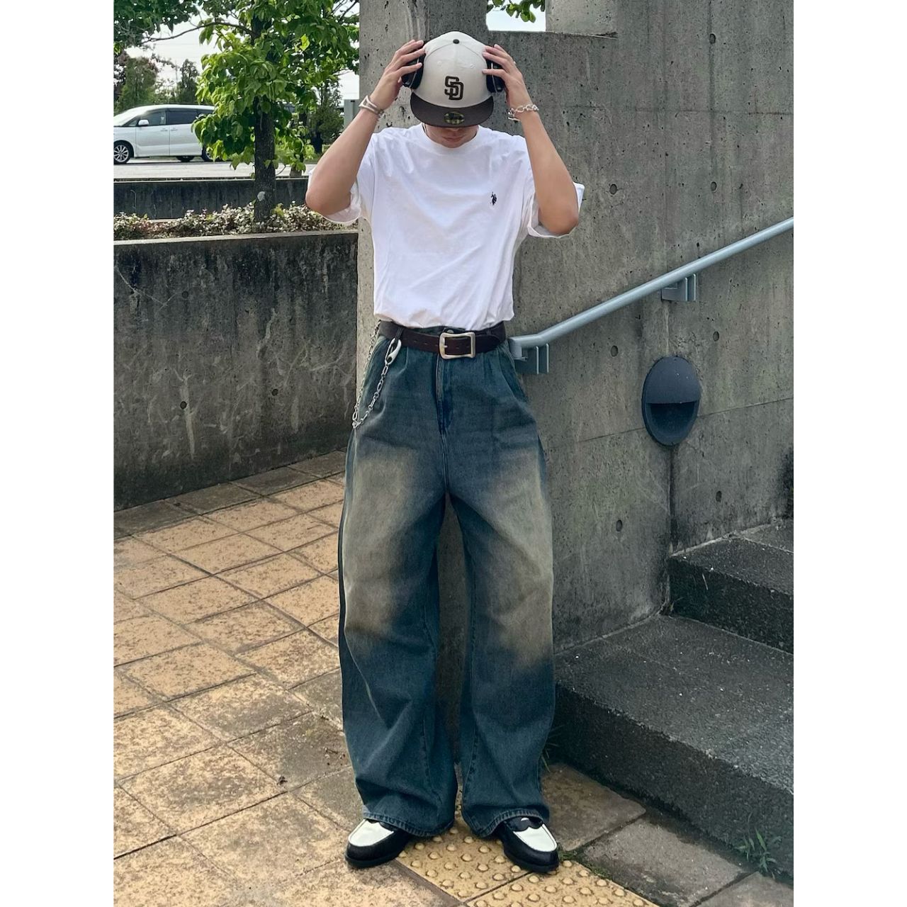 レディースのTシャツにネックレスのダサくないおしゃれなコーディネート例
