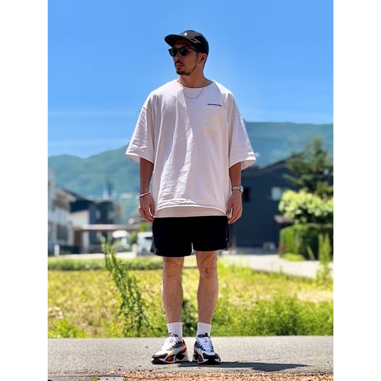 レディースのTシャツにネックレスのダサくないおしゃれなコーディネート例
