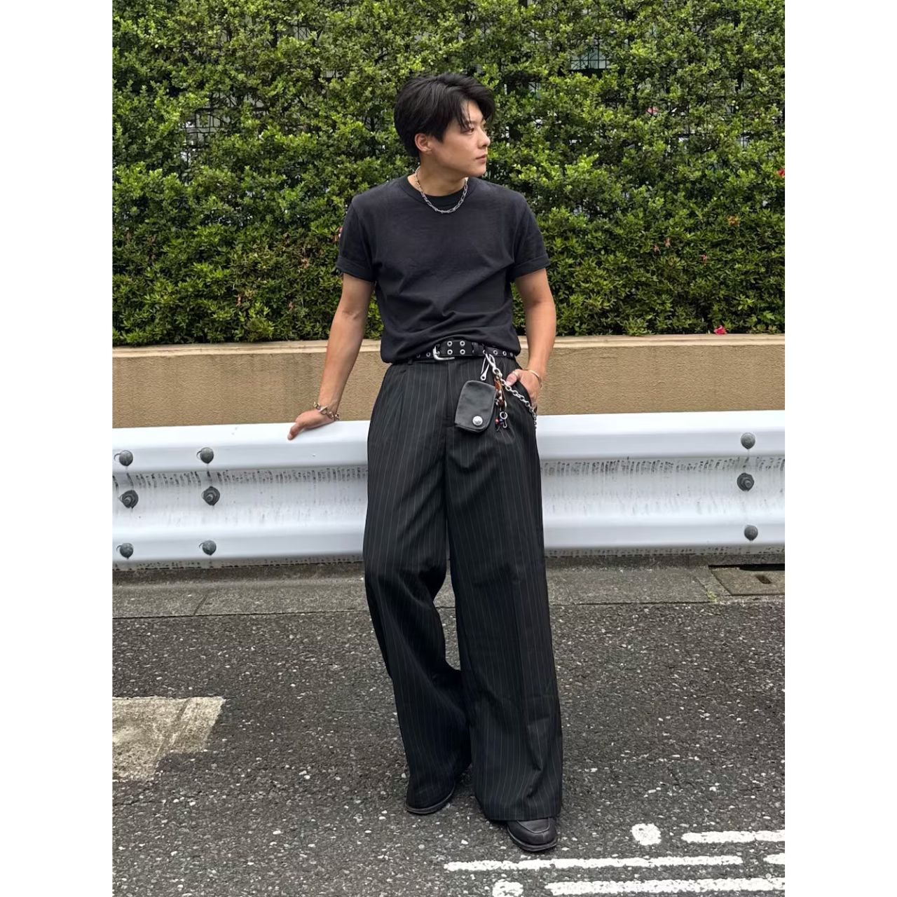レディースのTシャツにネックレスのダサくないおしゃれなコーディネート例
