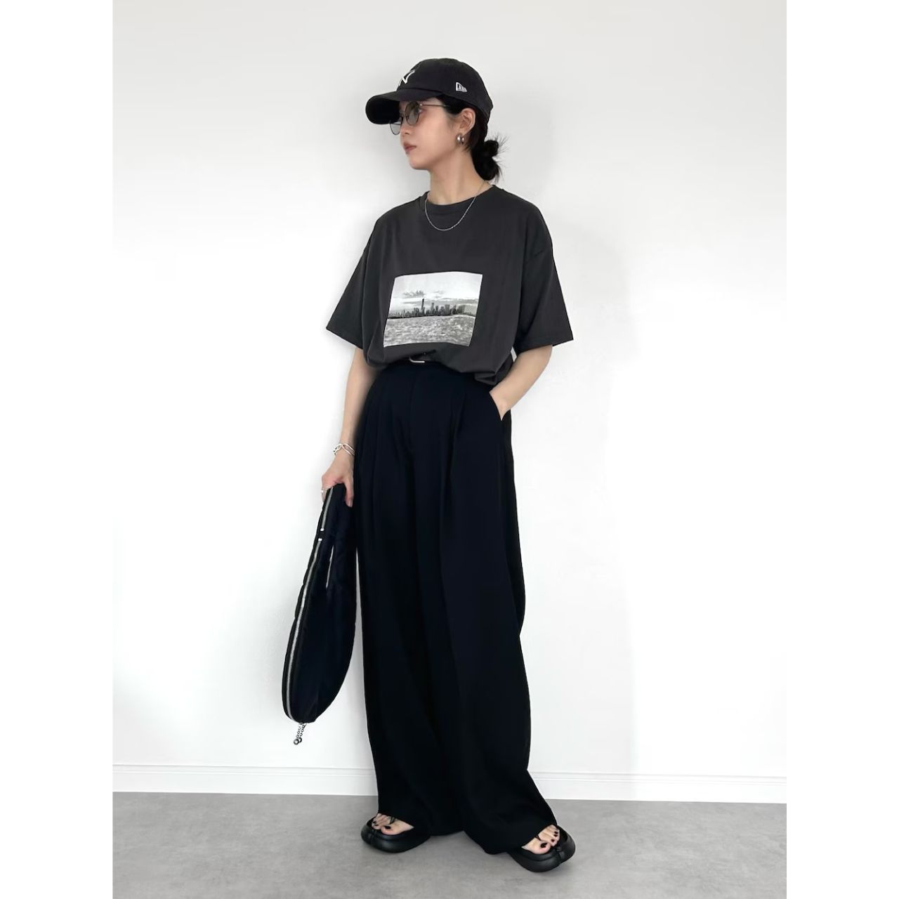 レディースのTシャツにネックレスのダサくないおしゃれなコーディネート例
