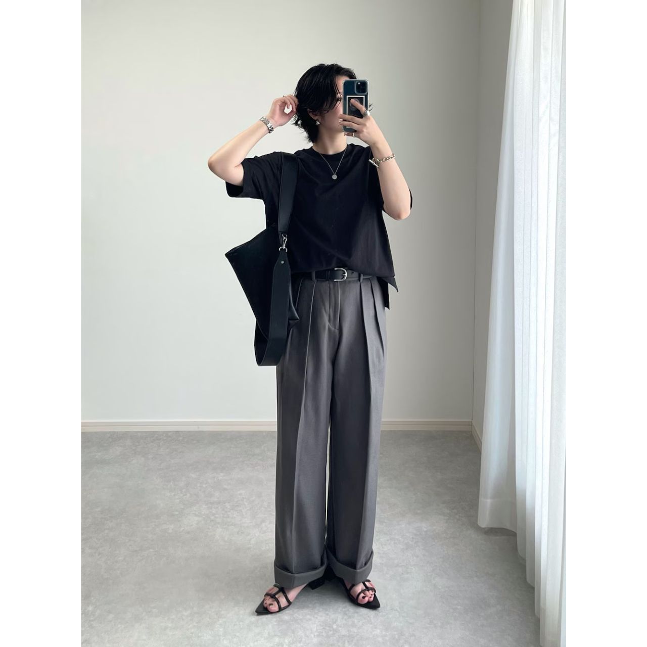 レディースのTシャツにネックレスのダサくないおしゃれなコーディネート例
