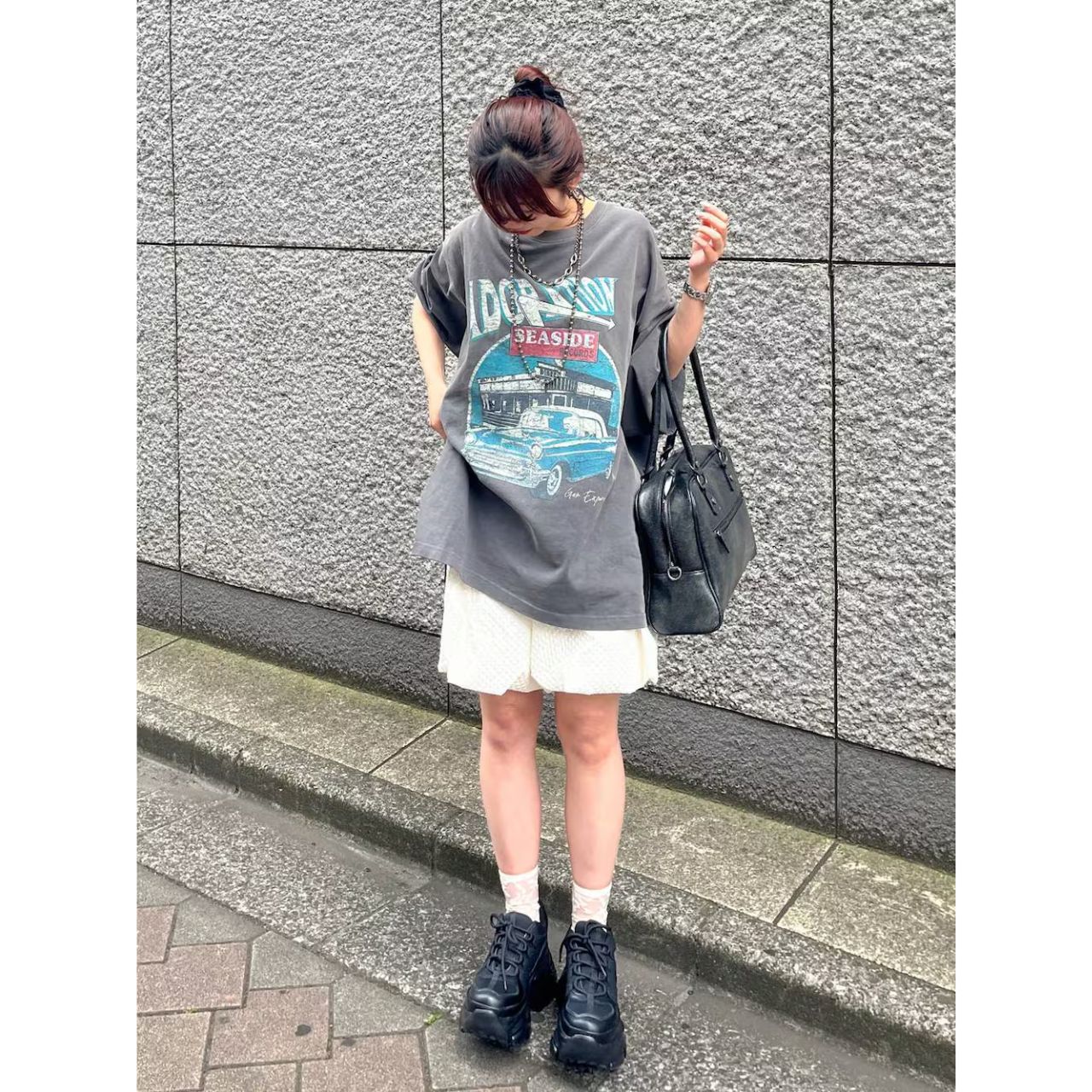 レディースのTシャツにネックレスのダサくないおしゃれなコーディネート例
