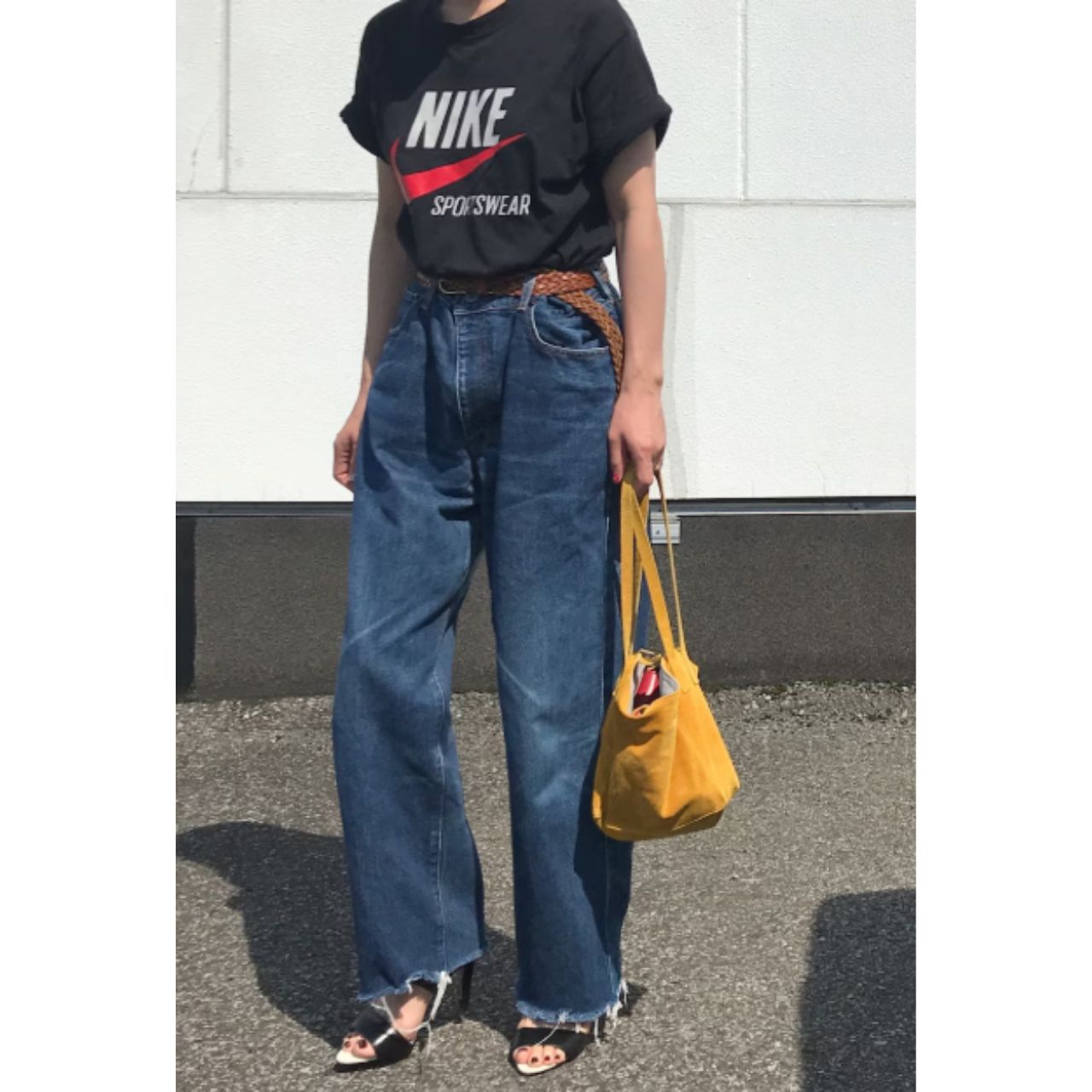 レディースのTシャツの袖まくりのダサくないおしゃれなコーディネート例