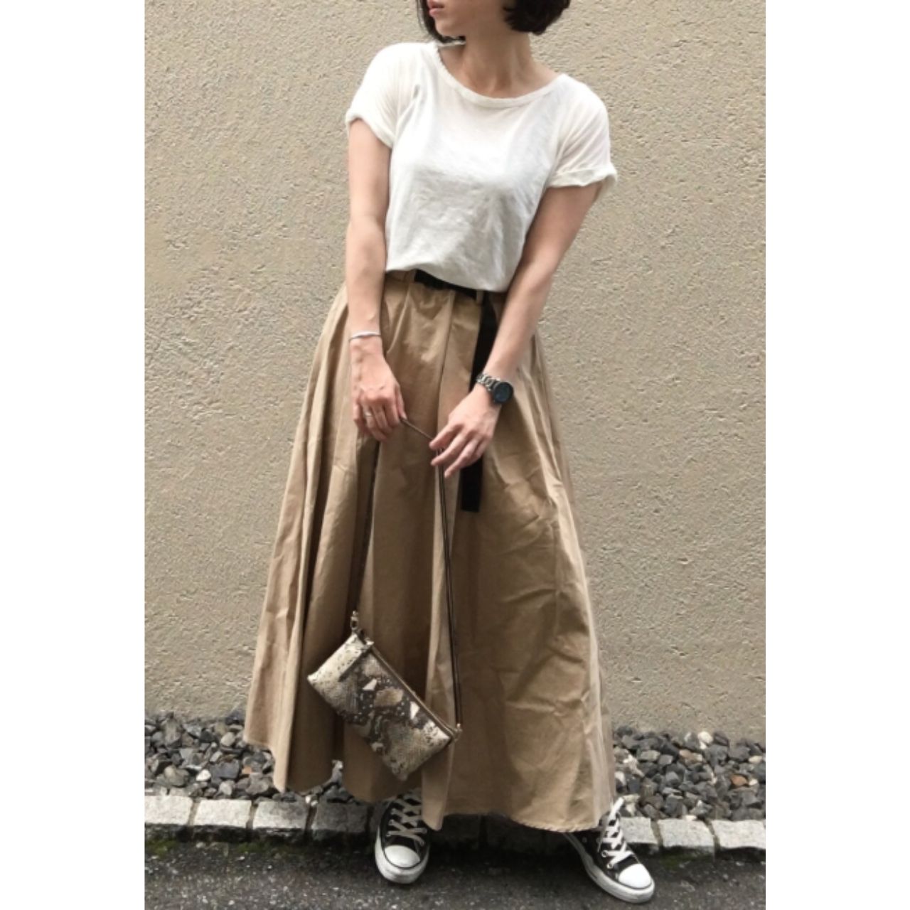 レディースのTシャツの袖まくりのダサくないおしゃれなコーディネート例
