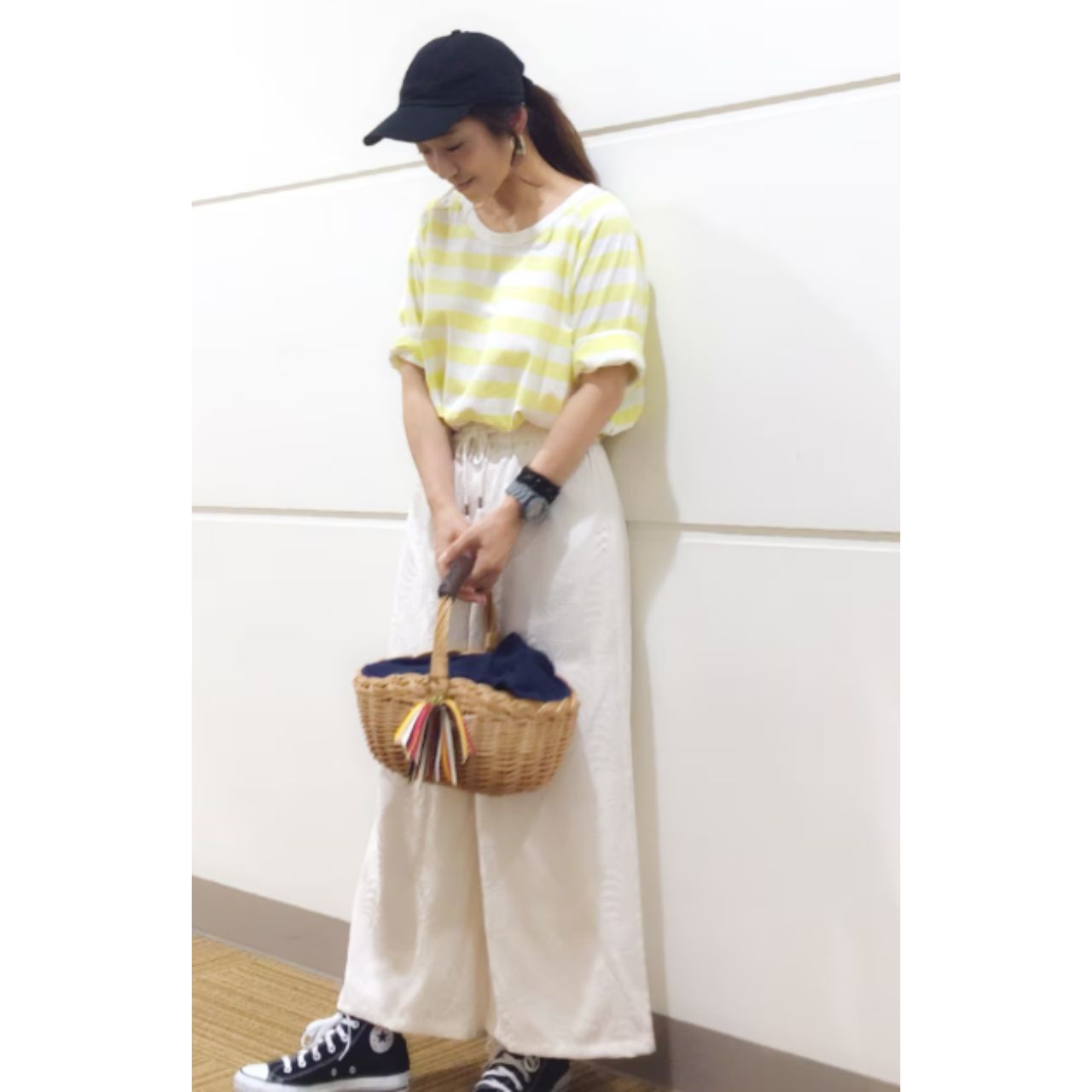 レディースのTシャツの袖まくりのダサくないおしゃれなコーディネート例