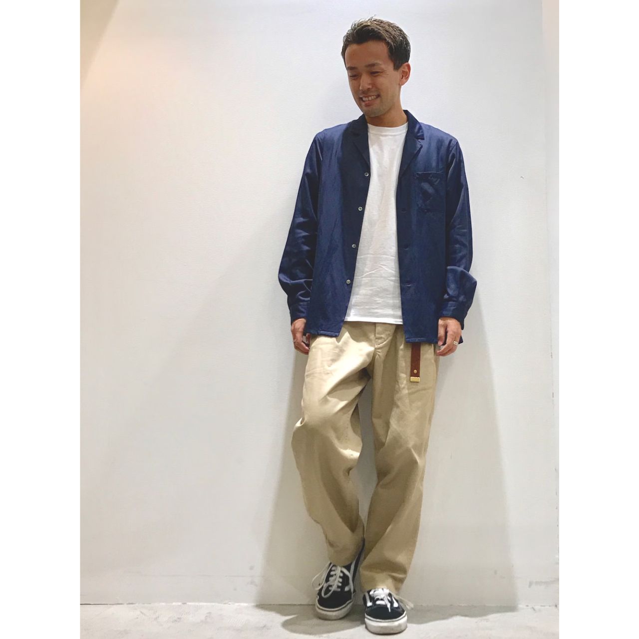 メンズのツータックのチノパンのダサくないおしゃれなコーディネート例
