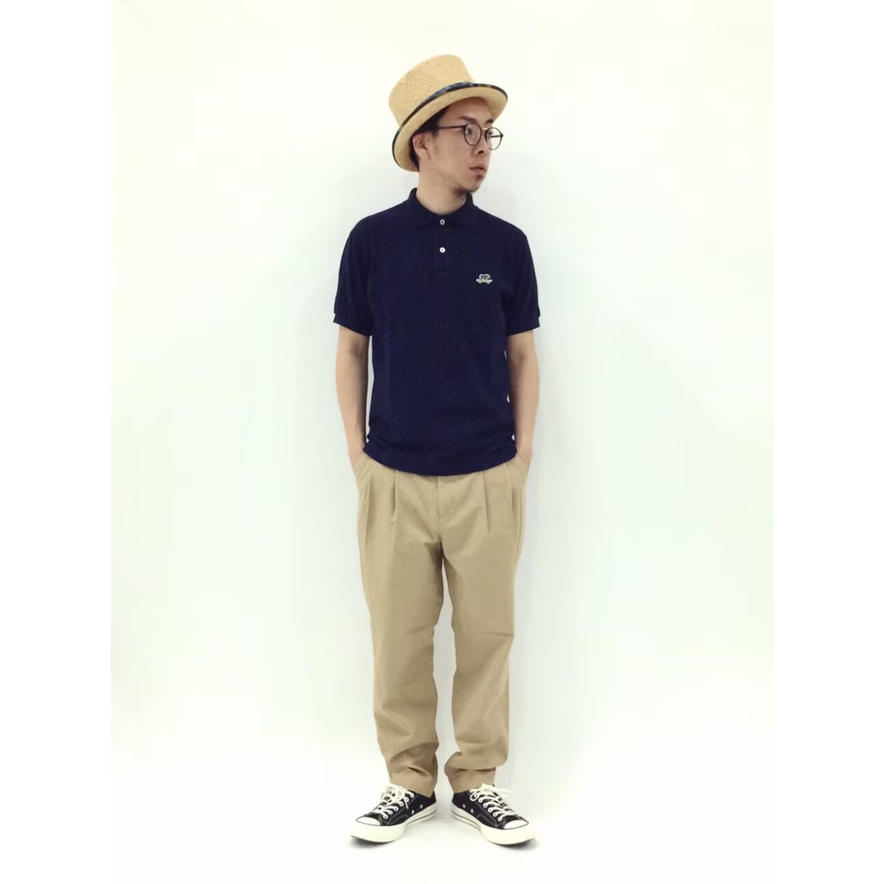 メンズのツータックのチノパンのダサくないおしゃれなコーディネート例
