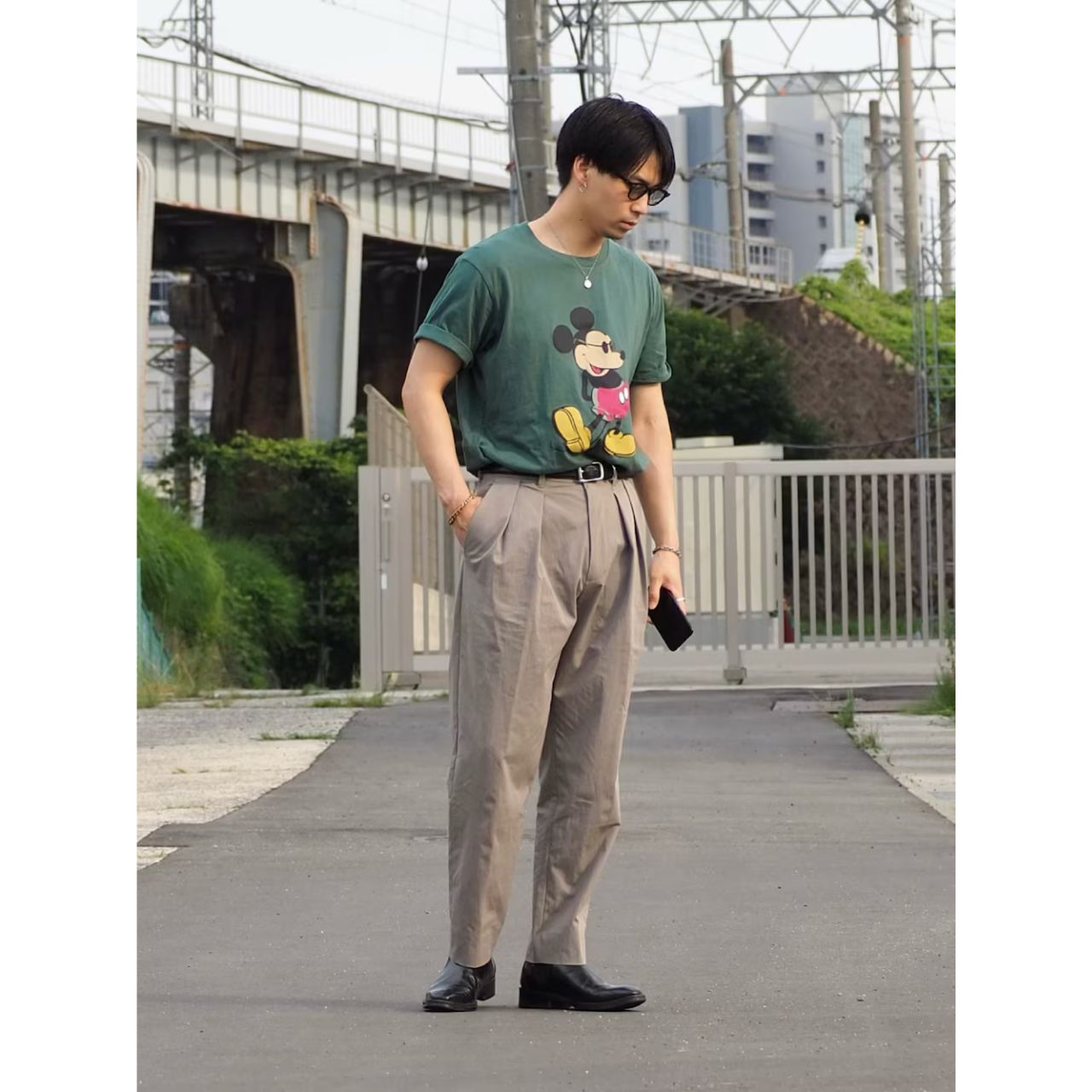 メンズのツータックパンツのダサくないおしゃれなコーディネート例