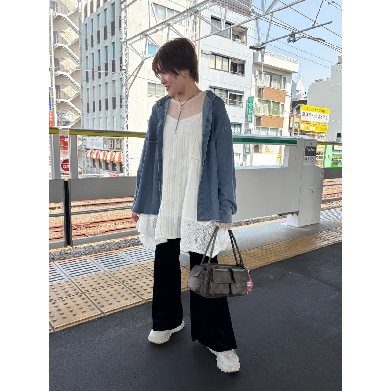 レディースのベロアパンツのダサくないおしゃれなコーディネート例