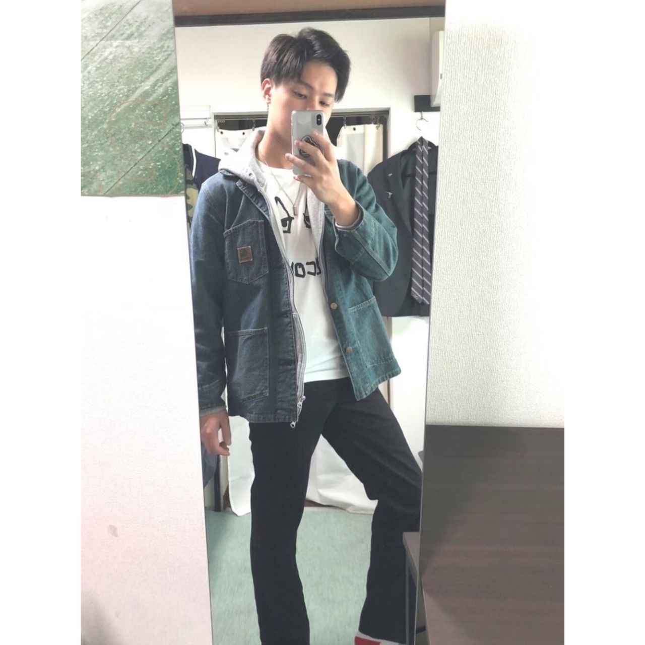 メンズのVOLCOMのTシャツのダサくないおしゃれなコーディネート例