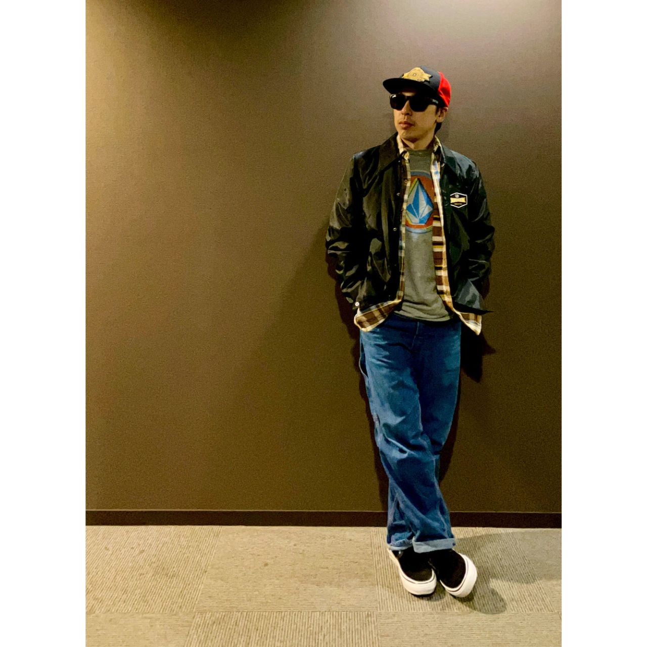 メンズのVOLCOMのTシャツのダサくないおしゃれなコーディネート例