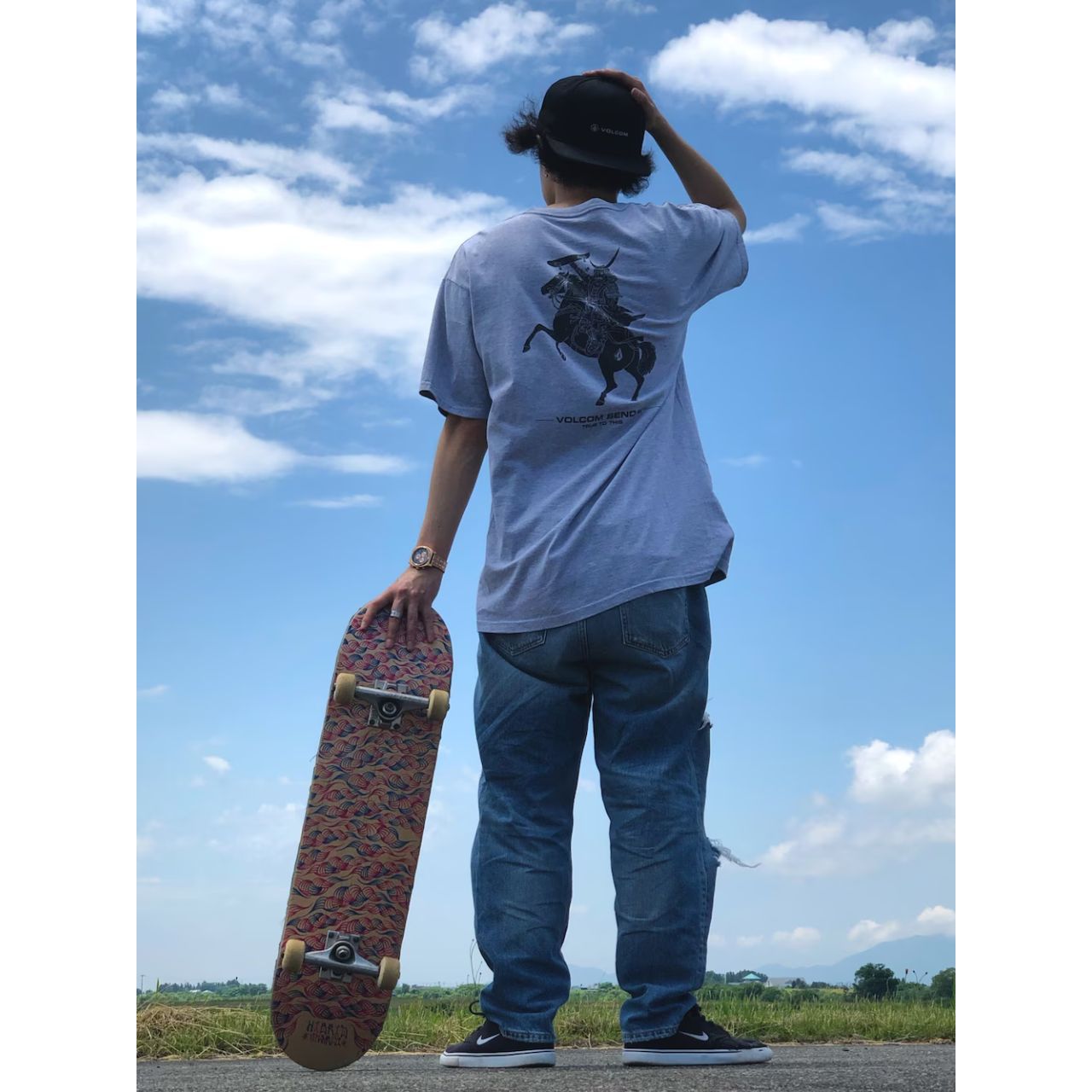 メンズのVOLCOMのTシャツのダサくないおしゃれなコーディネート例