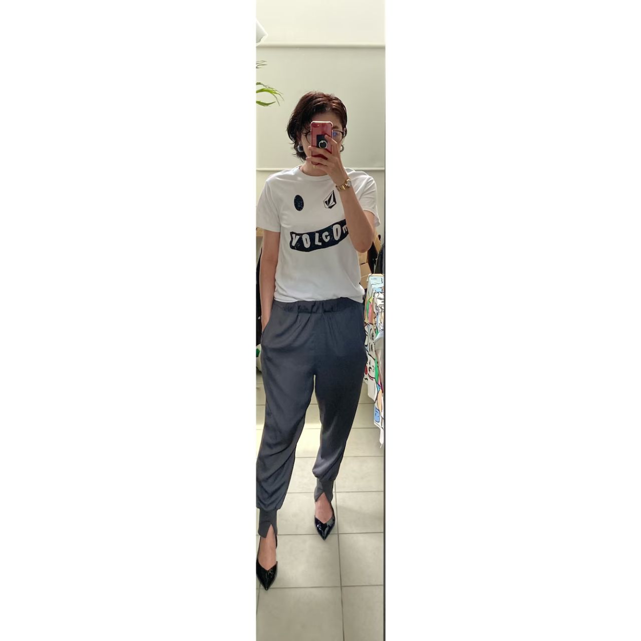 レディースのVOLCOMのTシャツのダサくないおしゃれなコーディネート例