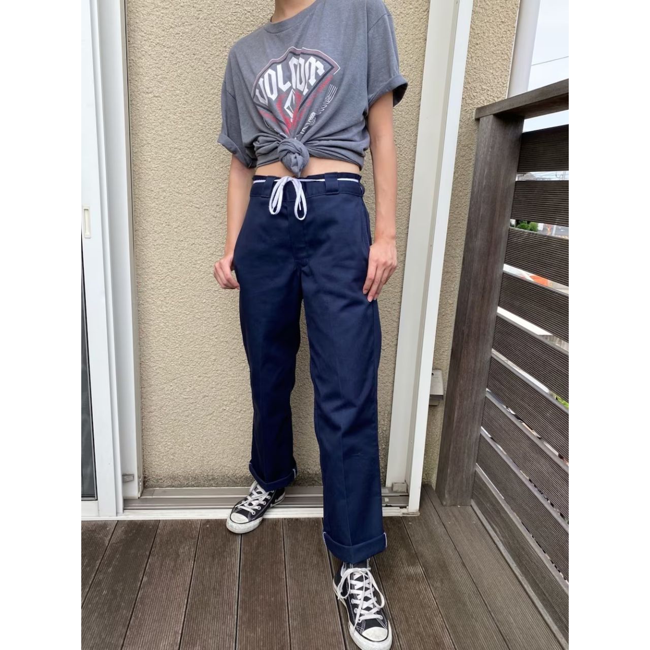 レディースのVOLCOMのTシャツのダサくないおしゃれなコーディネート例
