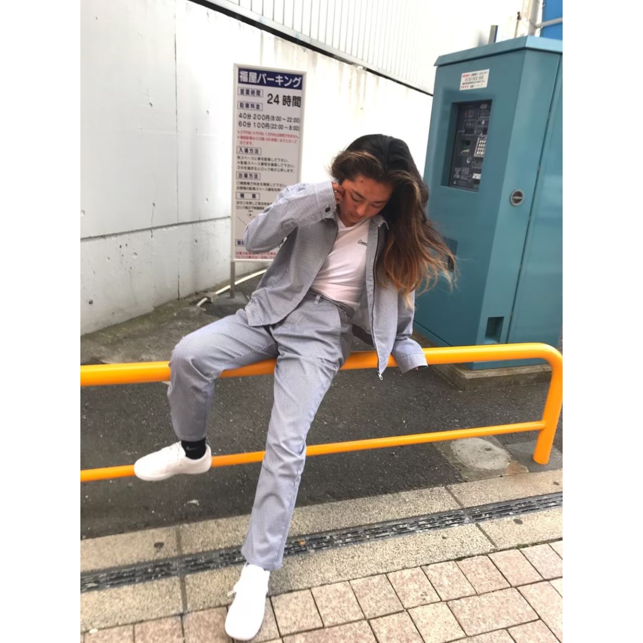 レディースのVOLCOMのTシャツのダサくないおしゃれなコーディネート例