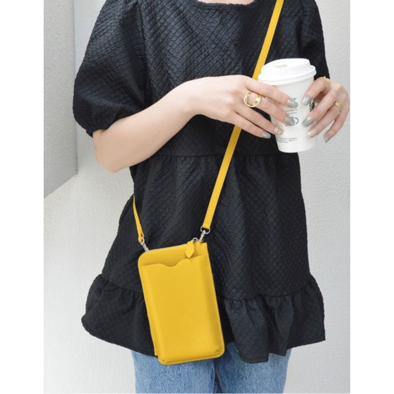 レディースのお財布ショルダーのダサくないおしゃれなコーディネート例
