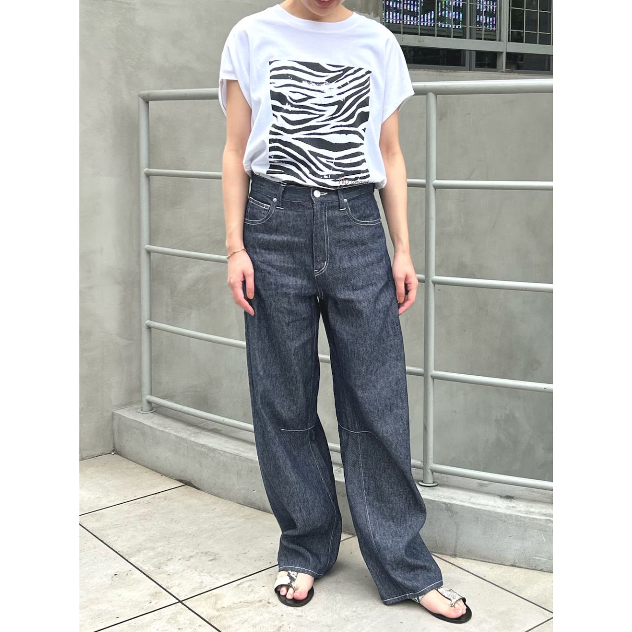 レディースのゼブラ柄の服のおしゃれなコーディネート例